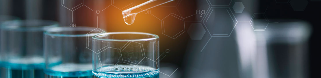 Análisis de agua potable en laboratorio: pipeta y vasos de precipitados