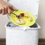 tirando alimentos a la basura